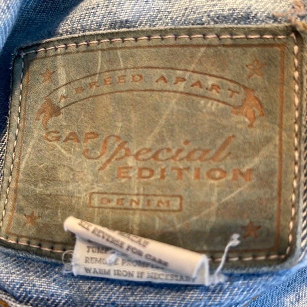 EUC Vintage Gap Special Edition Mens Denim Jacket. Size Large.